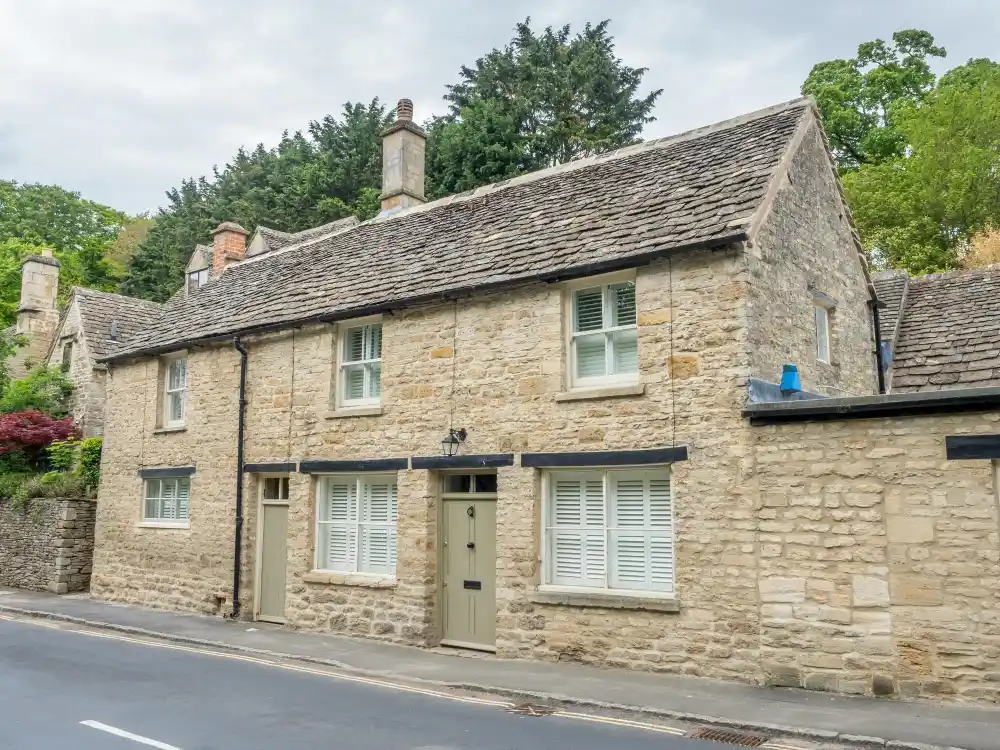 A cottage in The Cotswolds, Oxfordshire, that has natural stone work on the front. This charming cottage is an example of the stone masonry work the G&M Building Contractors can do in Oxfordshire and Berkshire.