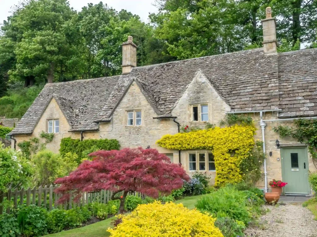 A Cotswold stone house with natural stone front. This shows the natural stone work that G&M Building Contractors can do in Oxfordshire and Berkshire as part of their building works.