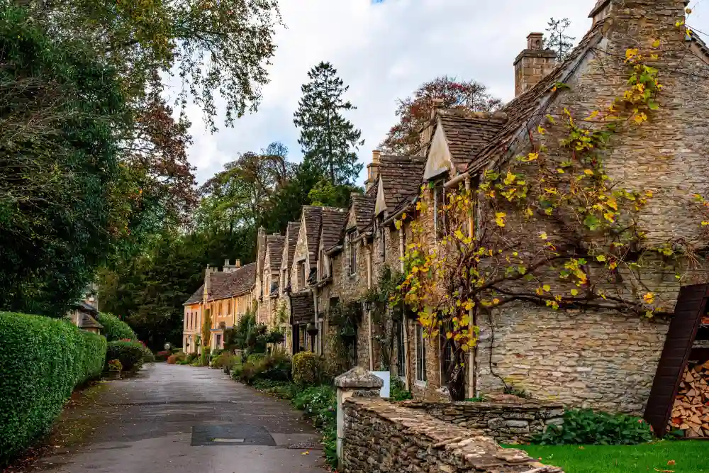 A row of houses in the Cotswolds with natural stone work fronts. This is an example of the natural stone building work that the experts at G&M Building Contractors can create in and around the Cotswold, Oxfordshire and Berkshire areas.