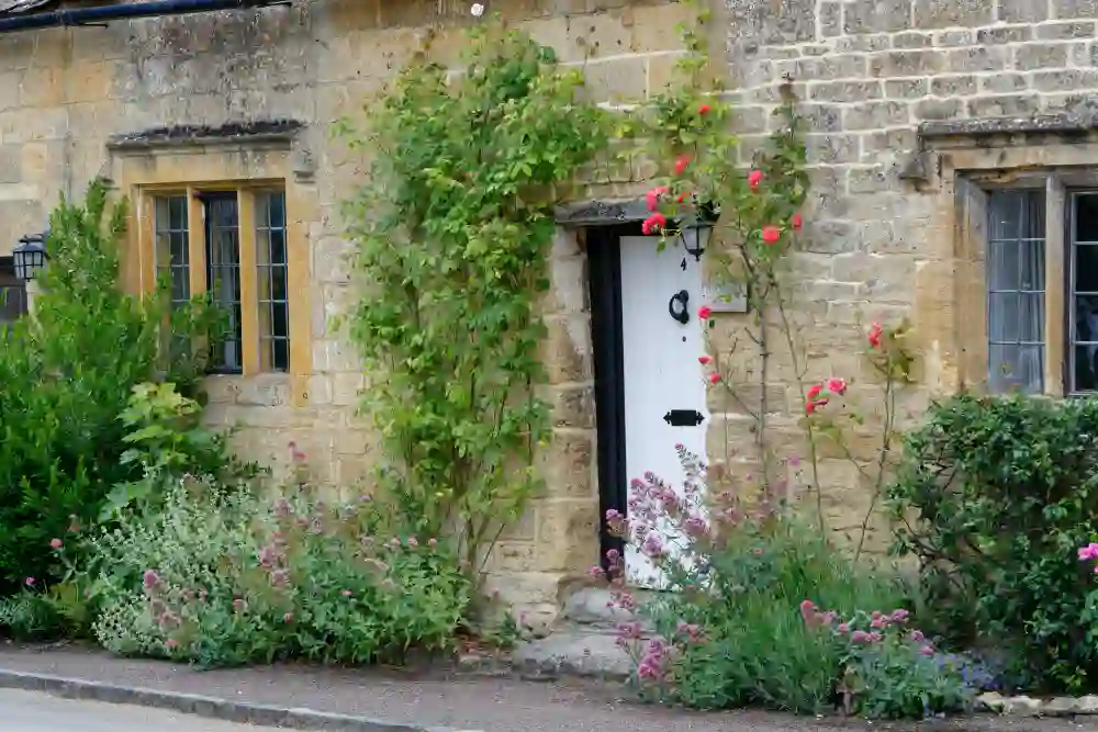 A cottage with a light natural stone work front. This is typical of the building work that G&M Building Contractors can carry out on period properties in and around Oxford and Oxfordshire and Berkshire.