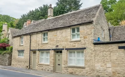 A cottage in The Cotswolds, Oxfordshire, that has natural stone work on the front. This charming cottage is an example of the stone masonry work the G&M Building Contractors can do in Oxfordshire and Berkshire.